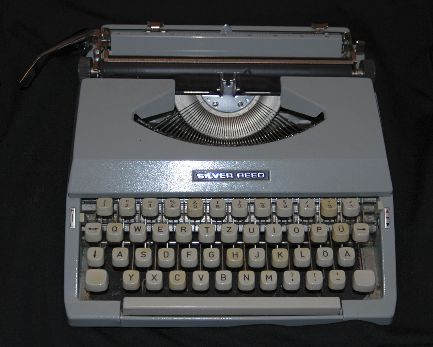 Портативная механическая пишущая машина марки «Silver Reed 7200»